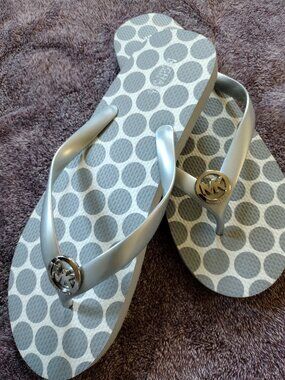 Michael Kors Women's Flip Flop Sandals Gray Polka Dots Silver Logo sz 11 M